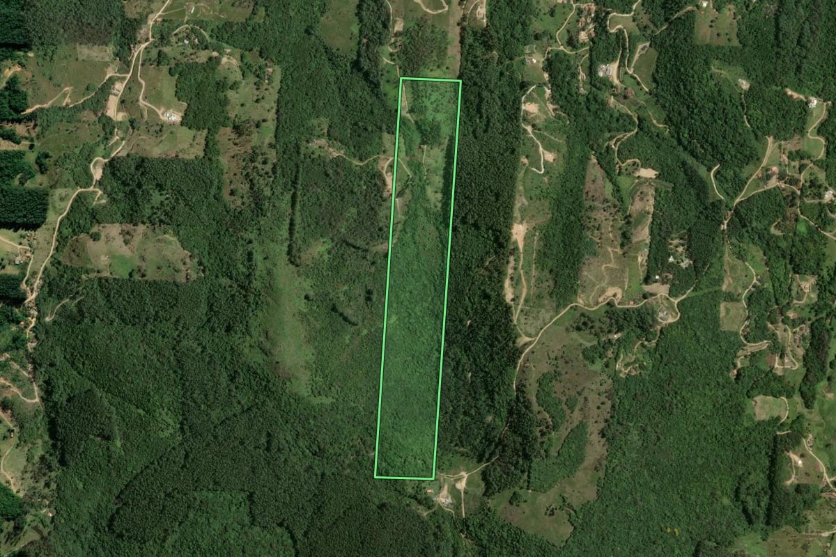 Imagem de satélite do imóvel rural em Gravatal (SC), com o contorno declarado no CAR desenhado por cima.