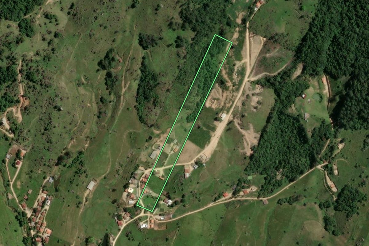 Imagem de satélite do imóvel rural em Gravatal (SC), com o contorno declarado no CAR desenhado por cima.