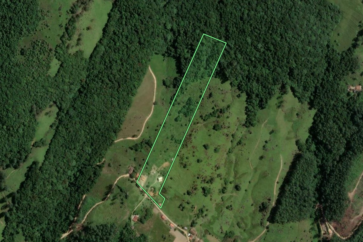 Imagem de satélite do imóvel rural em Gravatal (SC), com o contorno declarado no CAR desenhado por cima.