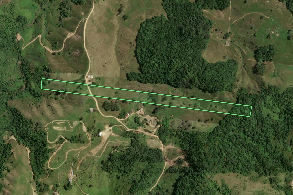 Imagem de satélite do imóvel rural em Gravatal (SC), com o contorno declarado no CAR desenhado por cima.