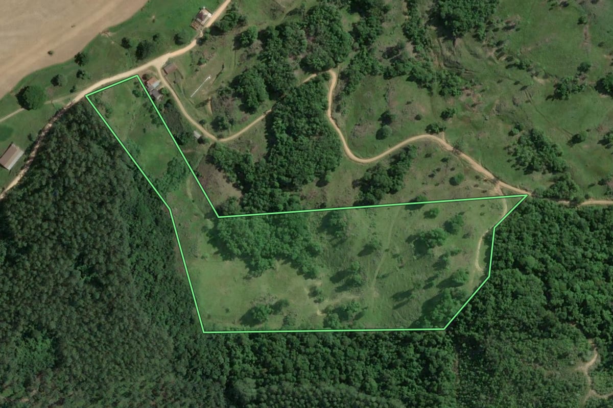 Imagem de satélite do imóvel rural em Gravatal (SC), com o contorno declarado no CAR desenhado por cima.