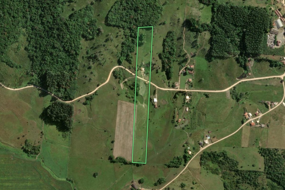 Imagem de satélite do imóvel rural em Gravatal (SC), com o contorno declarado no CAR desenhado por cima.