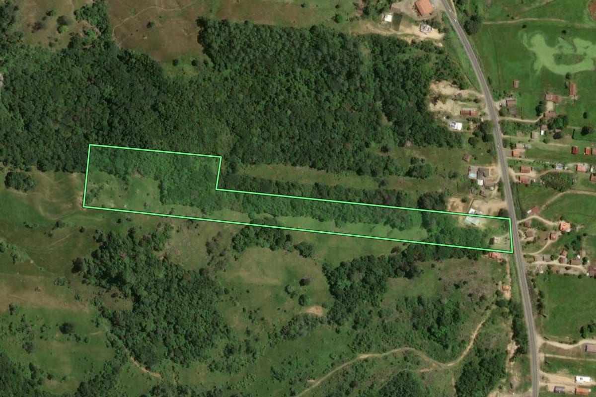Imagem de satélite do imóvel rural em Gravatal (SC), com o contorno declarado no CAR desenhado por cima.
