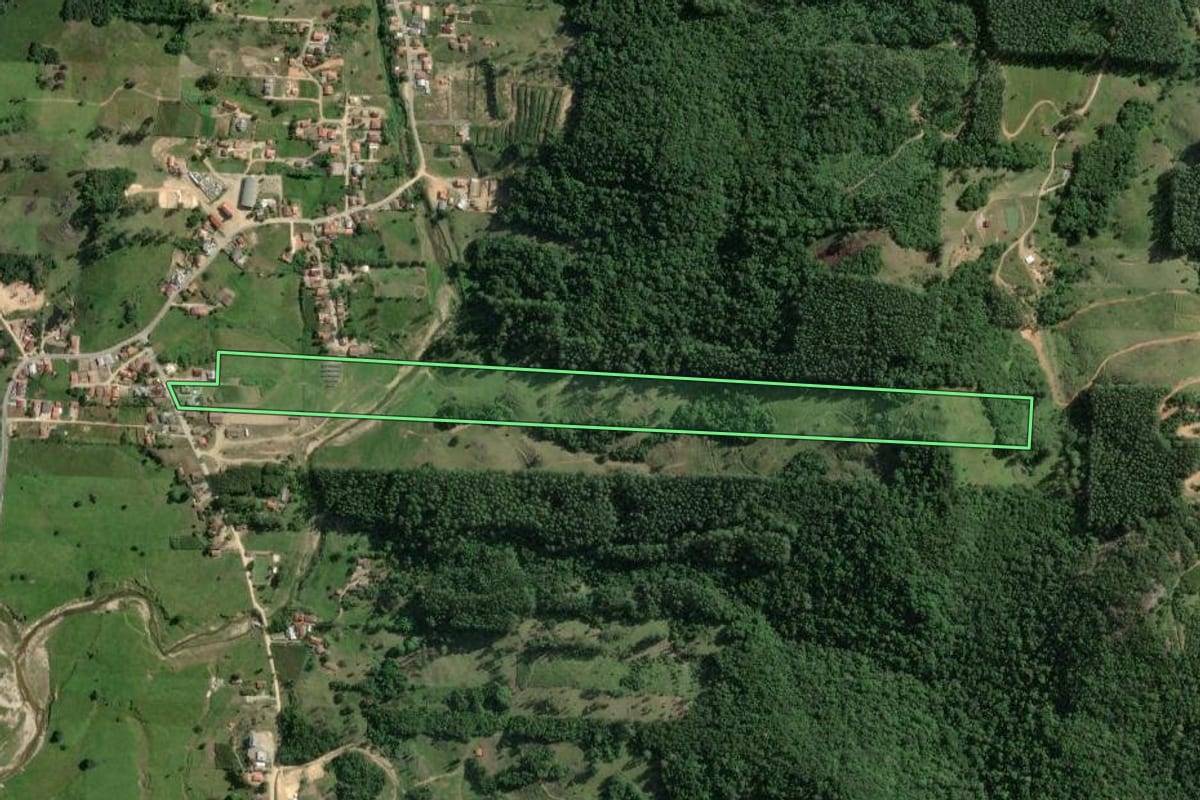 Imagem de satélite do imóvel rural em Gravatal (SC), com o contorno declarado no CAR desenhado por cima.