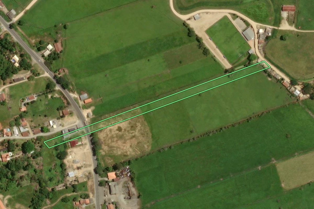 Imagem de satélite do imóvel rural em Gravatal (SC), com o contorno declarado no CAR desenhado por cima.
