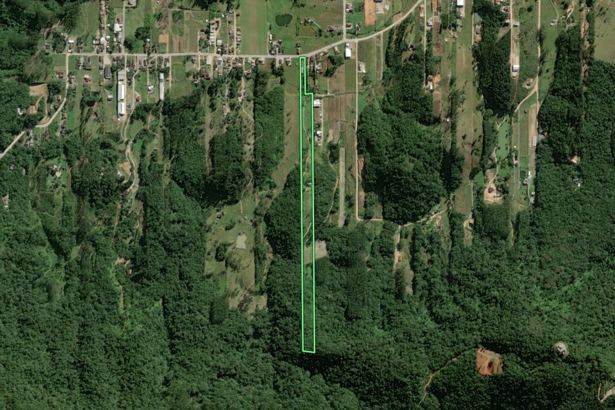 Imagem de satélite do imóvel rural em Guabiruba (SC), com o contorno declarado no CAR desenhado por cima.