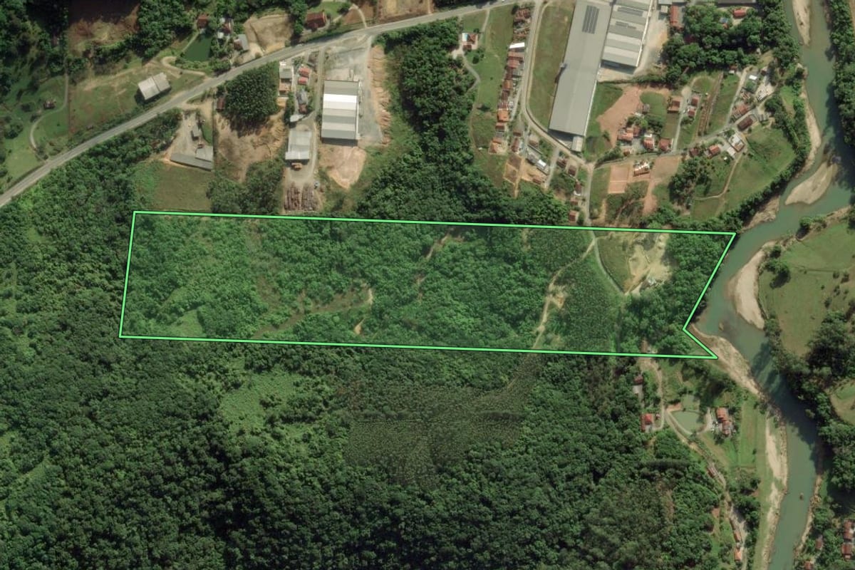 Imagem de satélite do imóvel rural em Guabiruba (SC), com o contorno declarado no CAR desenhado por cima.