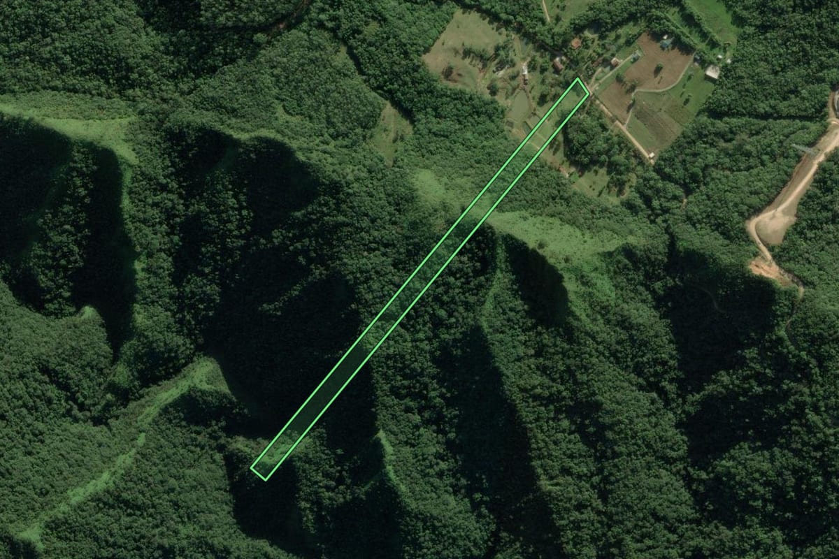 Imagem de satélite do imóvel rural em Guabiruba (SC), com o contorno declarado no CAR desenhado por cima.