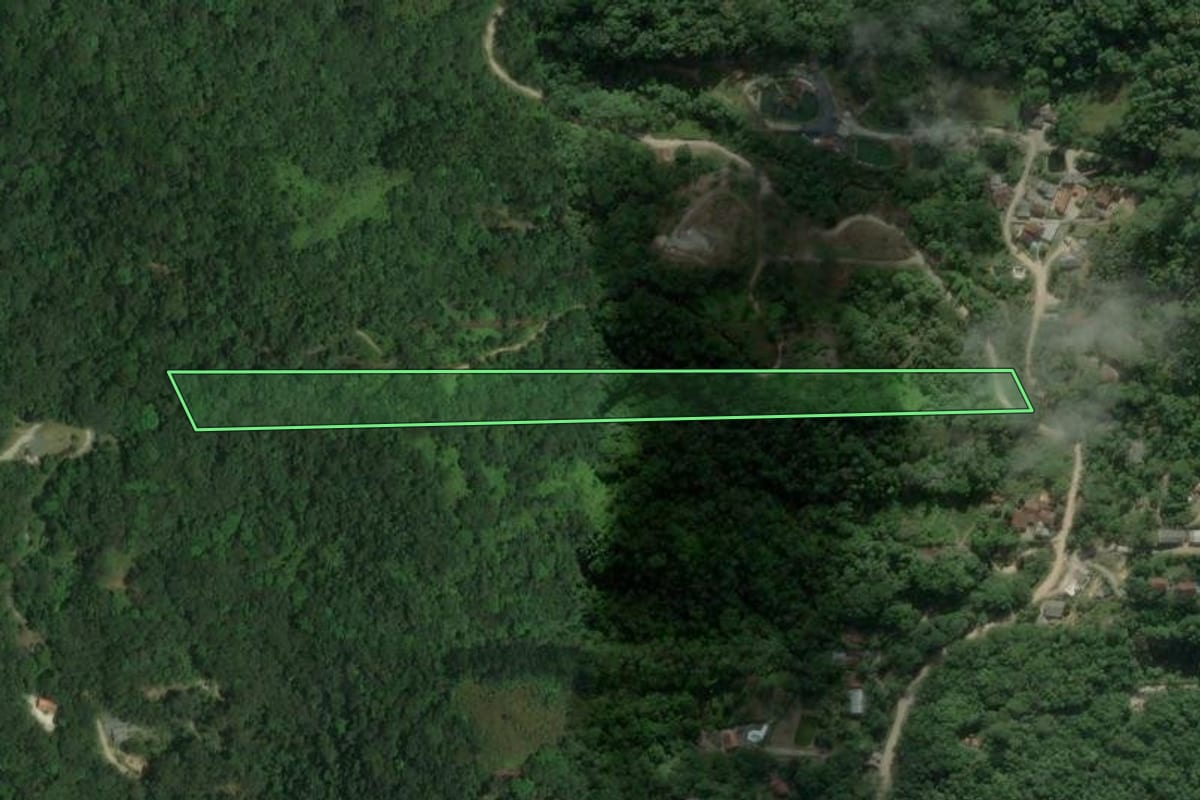 Imagem de satélite do imóvel rural em Guabiruba (SC), com o contorno declarado no CAR desenhado por cima.