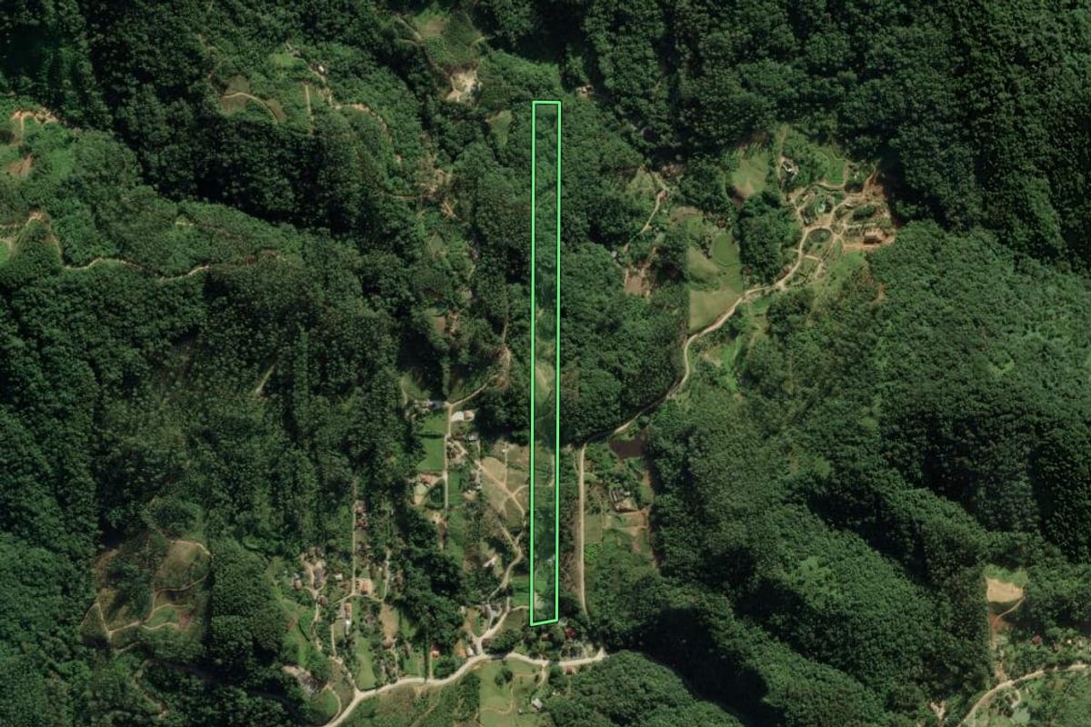 Imagem de satélite do imóvel rural em Guabiruba (SC), com o contorno declarado no CAR desenhado por cima.