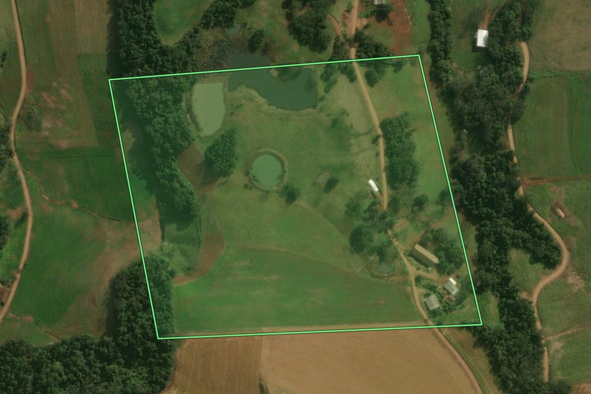 Imagem de satélite do imóvel rural em Guaraciaba (SC), com o contorno declarado no CAR desenhado por cima.