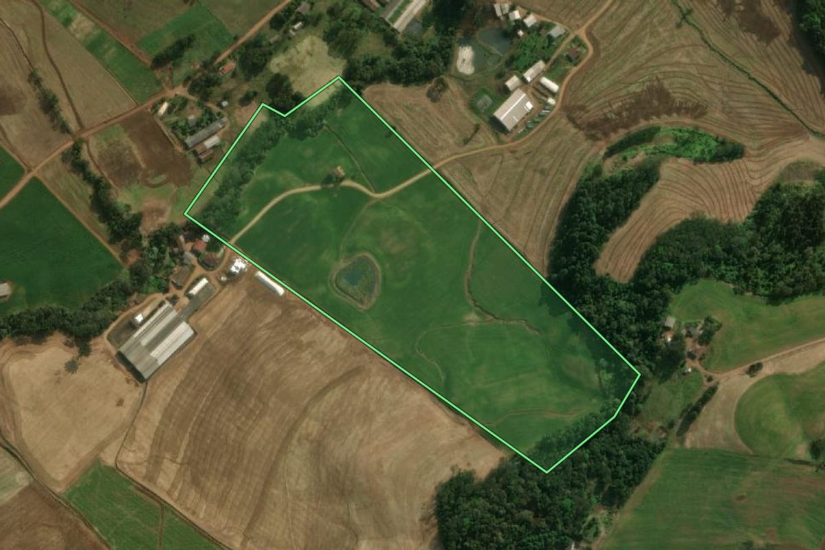 Imagem de satélite do imóvel rural em Guaraciaba (SC), com o contorno declarado no CAR desenhado por cima.