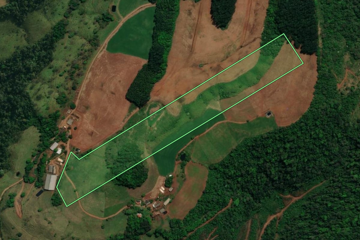 Imagem de satélite do imóvel rural em Guaraciaba (SC), com o contorno declarado no CAR desenhado por cima.