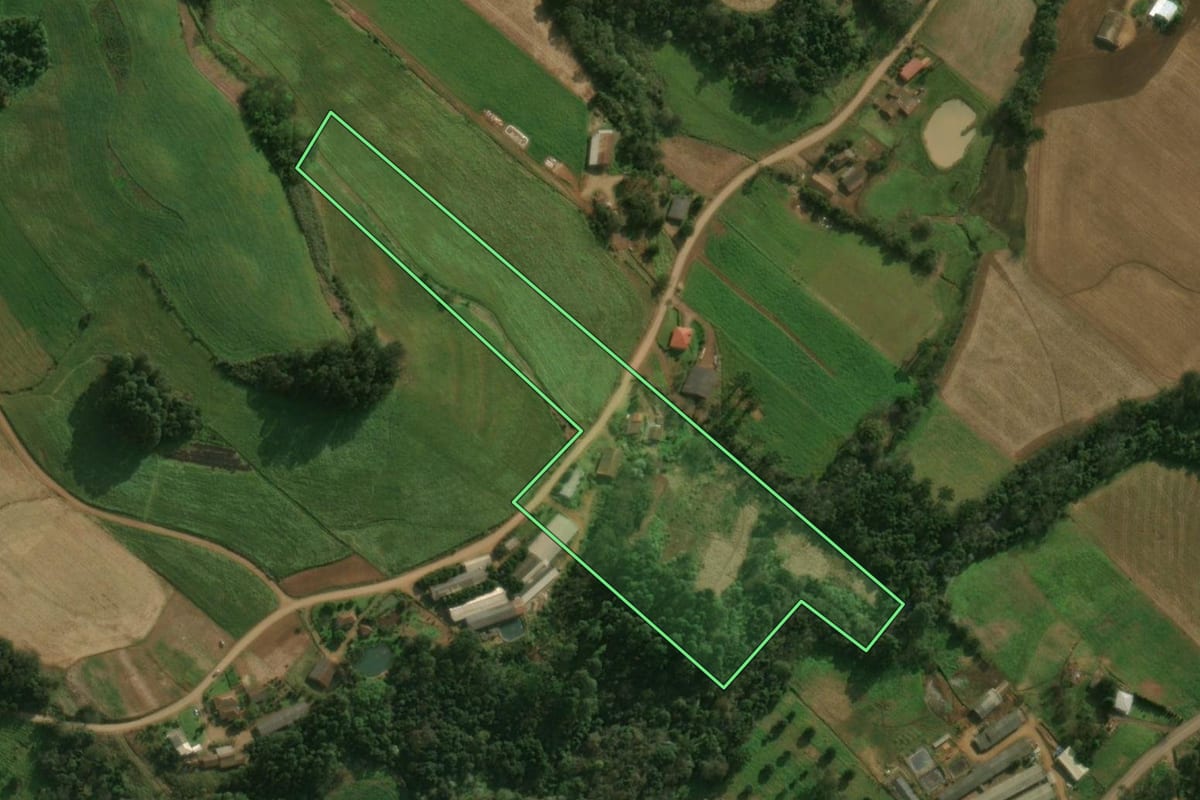 Imagem de satélite do imóvel rural em Guaraciaba (SC), com o contorno declarado no CAR desenhado por cima.
