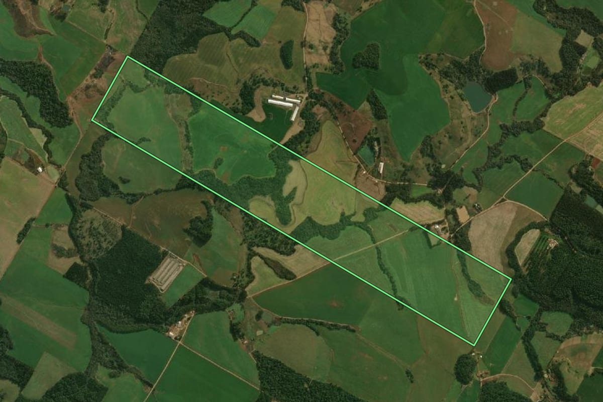 Imagem de satélite do imóvel rural em Guaraciaba (SC), com o contorno declarado no CAR desenhado por cima.