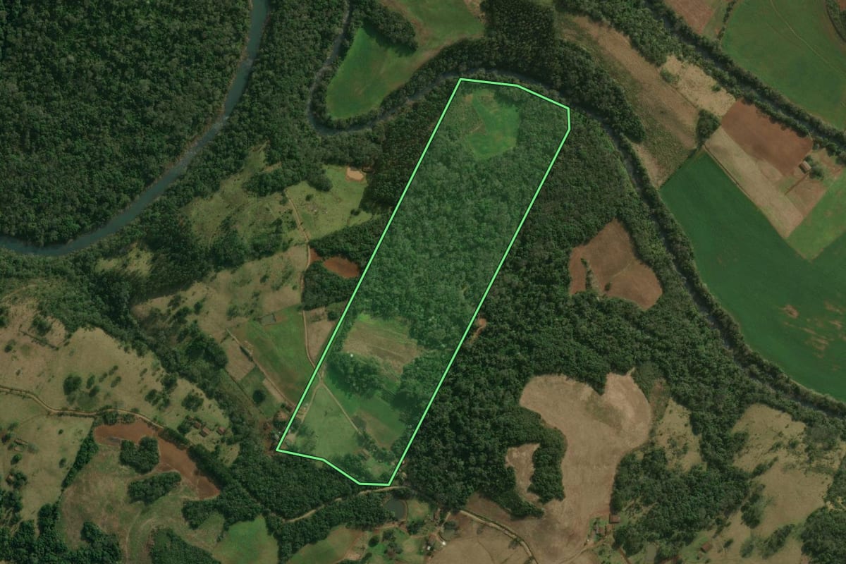 Imagem de satélite do imóvel rural em Guaraciaba (SC), com o contorno declarado no CAR desenhado por cima.