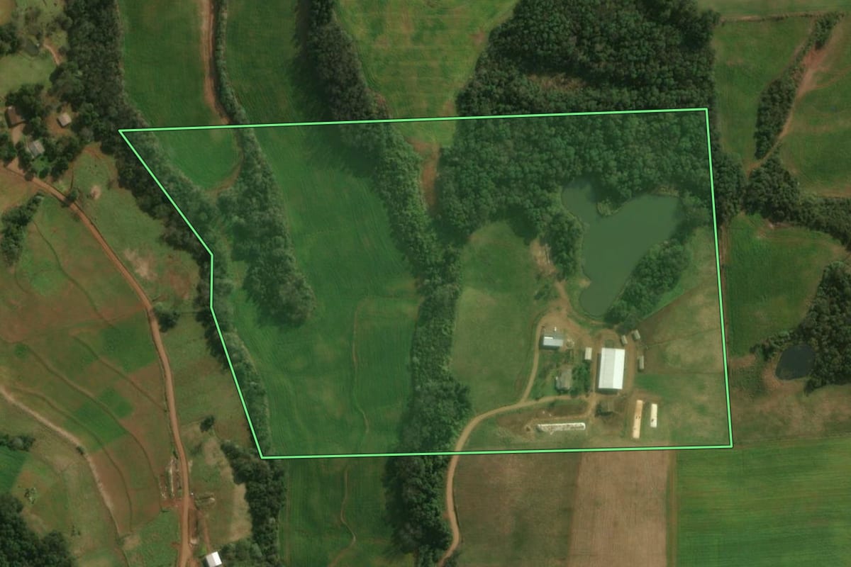 Imagem de satélite do imóvel rural em Guaraciaba (SC), com o contorno declarado no CAR desenhado por cima.