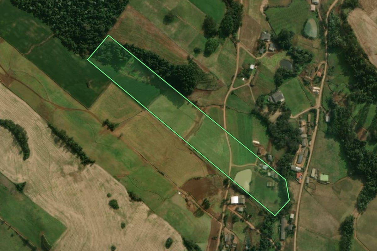 Imagem de satélite do imóvel rural em Guaraciaba (SC), com o contorno declarado no CAR desenhado por cima.