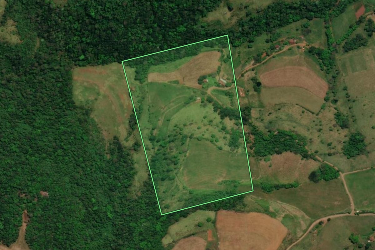 Imagem de satélite do imóvel rural em Guaraciaba (SC), com o contorno declarado no CAR desenhado por cima.