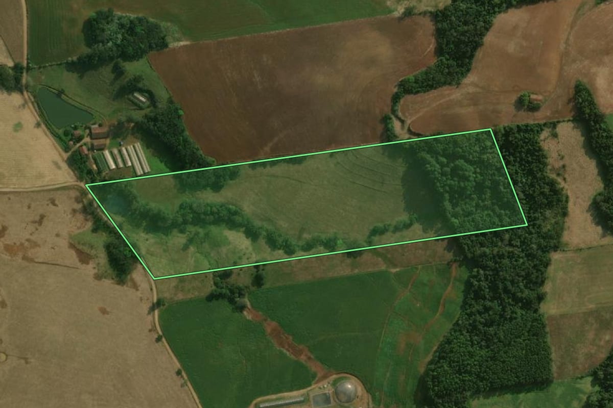 Imagem de satélite do imóvel rural em Guaraciaba (SC), com o contorno declarado no CAR desenhado por cima.