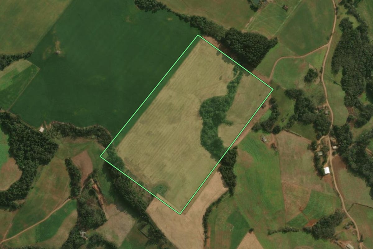 Imagem de satélite do imóvel rural em Guaraciaba (SC), com o contorno declarado no CAR desenhado por cima.