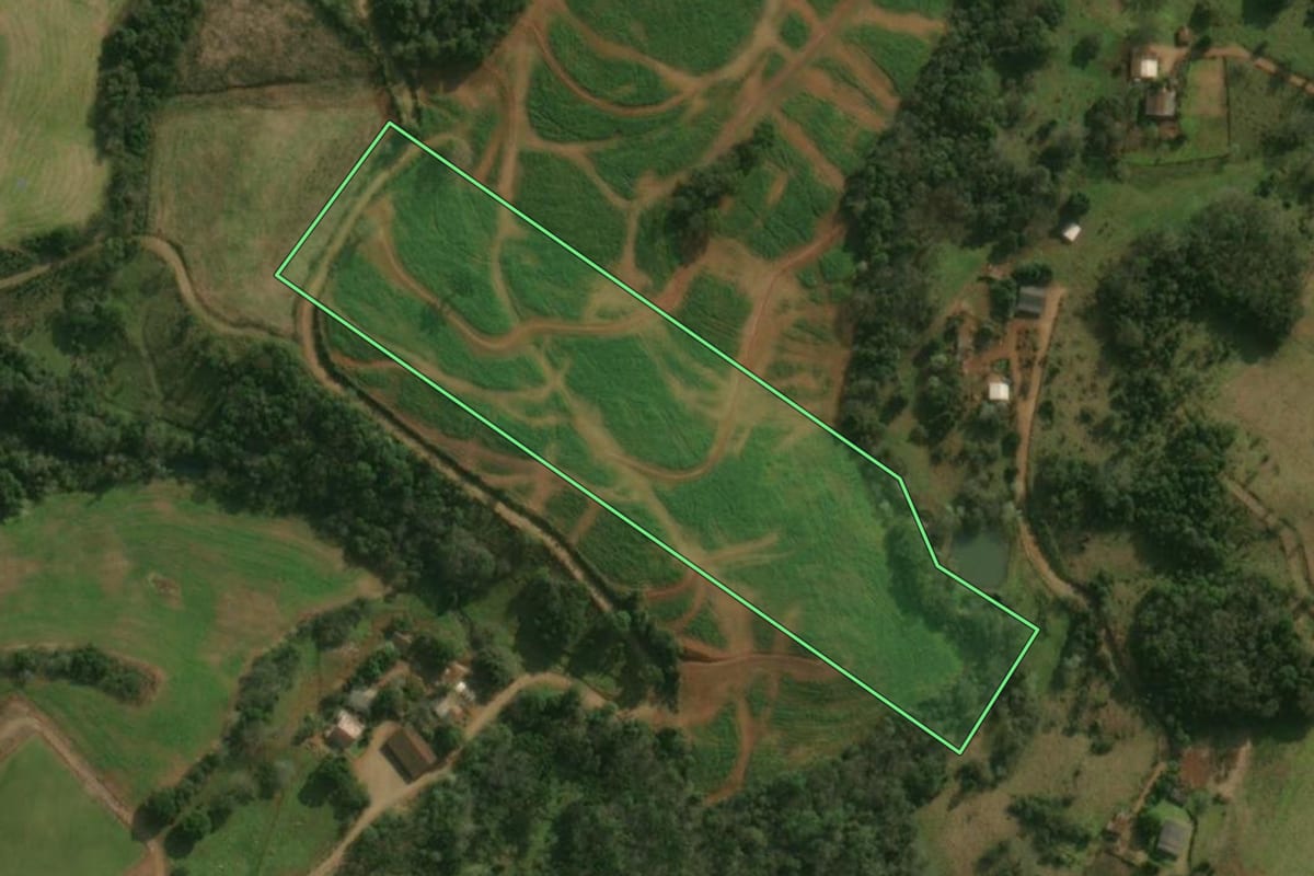 Imagem de satélite do imóvel rural em Guaraciaba (SC), com o contorno declarado no CAR desenhado por cima.
