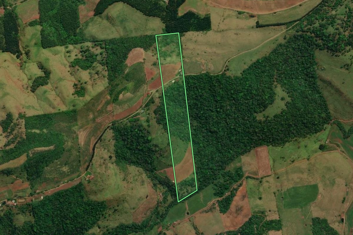 Imagem de satélite do imóvel rural em Guaraciaba (SC), com o contorno declarado no CAR desenhado por cima.
