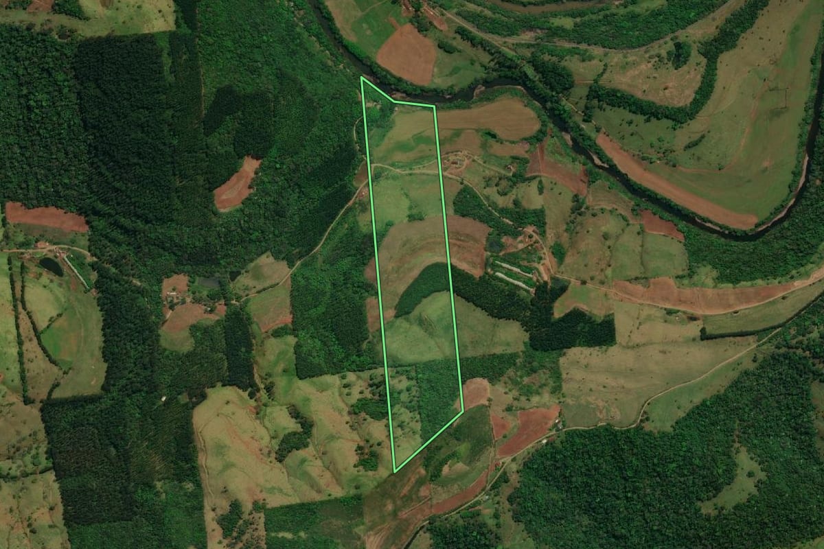 Imagem de satélite do imóvel rural em Guaraciaba (SC), com o contorno declarado no CAR desenhado por cima.