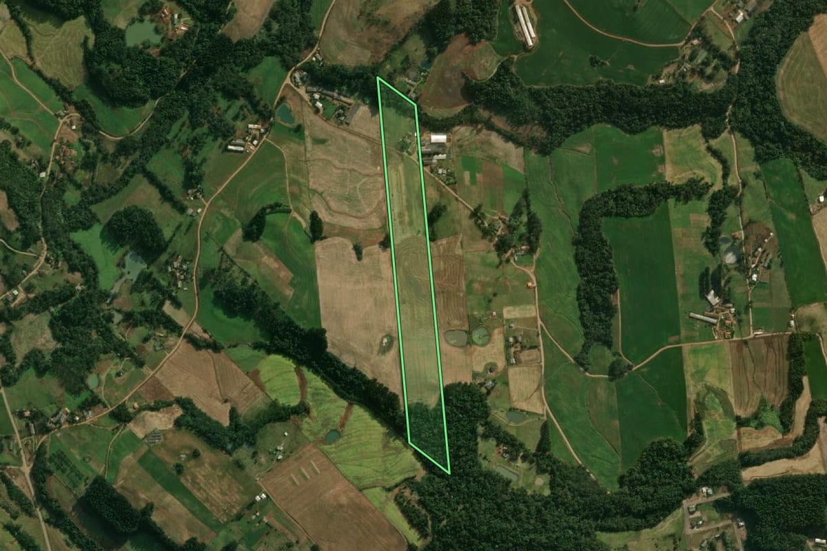 Imagem de satélite do imóvel rural em Guaraciaba (SC), com o contorno declarado no CAR desenhado por cima.