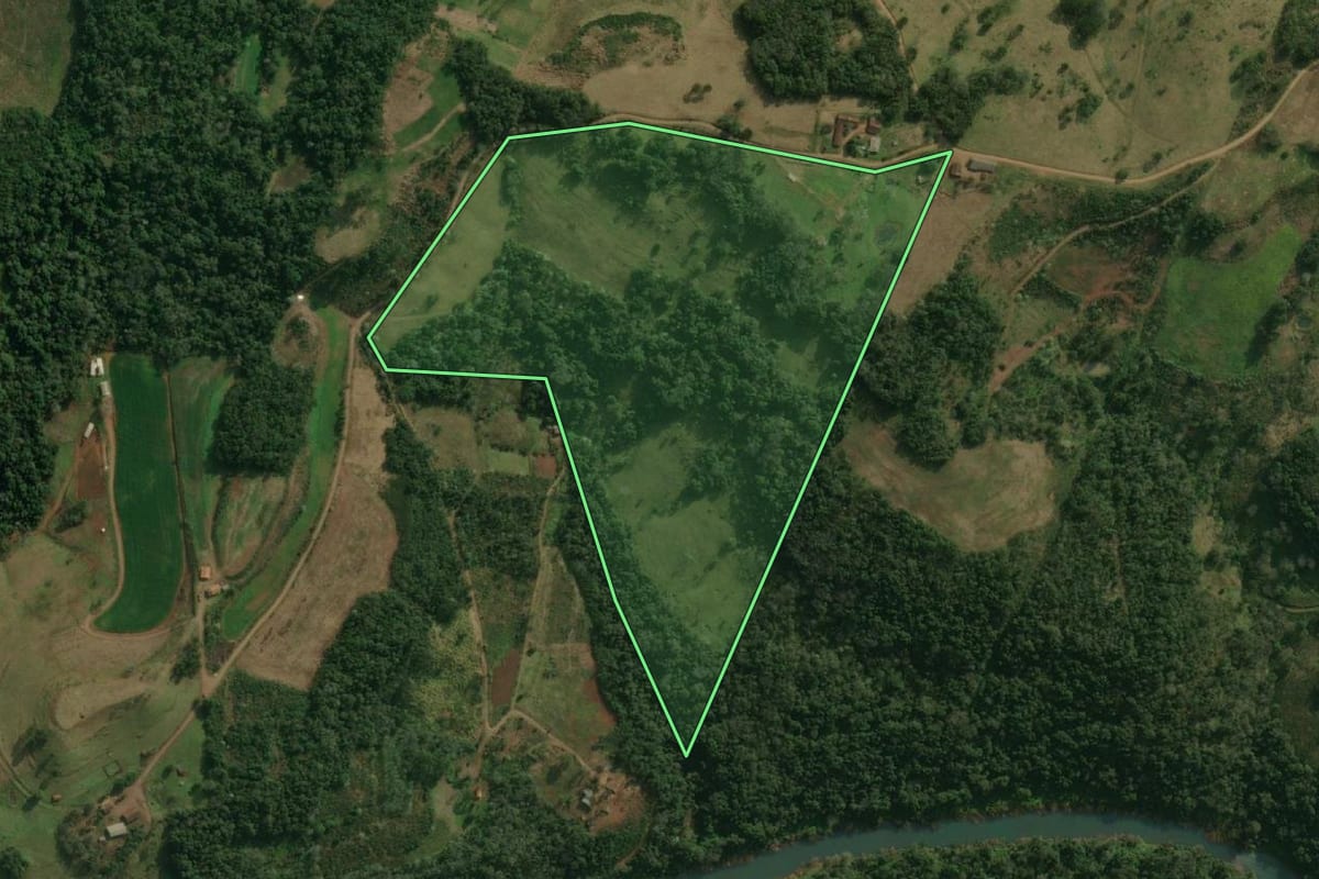 Imagem de satélite do imóvel rural em Guaraciaba (SC), com o contorno declarado no CAR desenhado por cima.