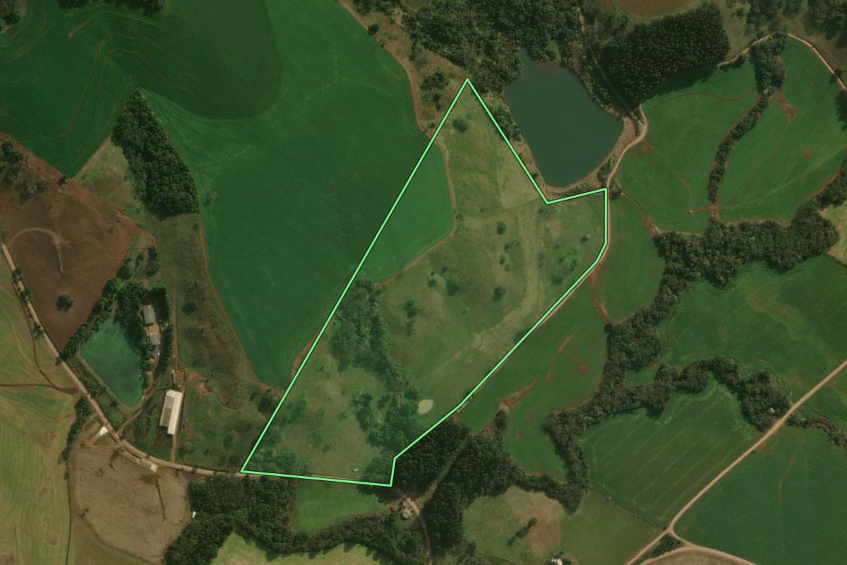 Imagem de satélite do imóvel rural em Guaraciaba (SC), com o contorno declarado no CAR desenhado por cima.