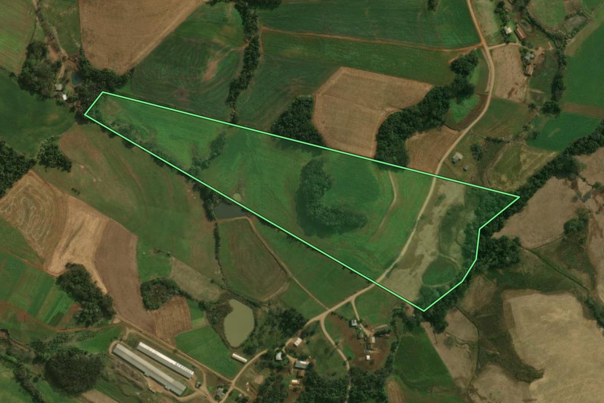 Imagem de satélite do imóvel rural em Guaraciaba (SC), com o contorno declarado no CAR desenhado por cima.