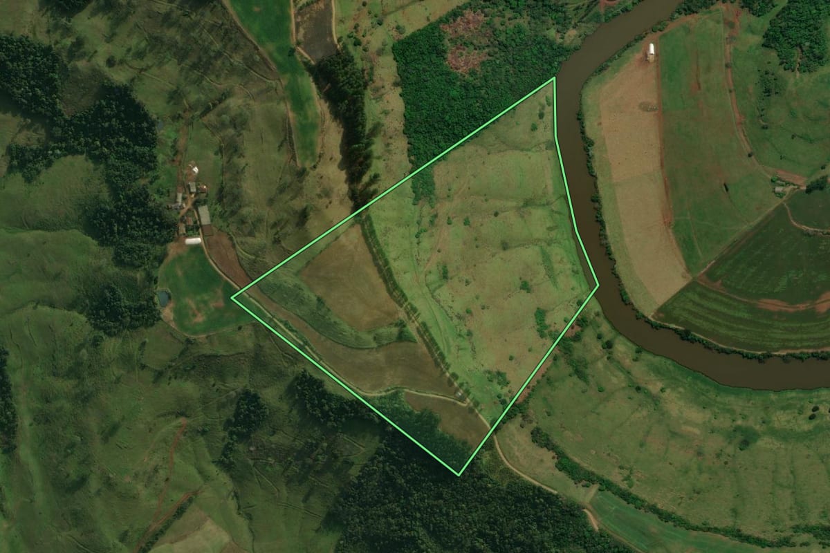 Imagem de satélite do imóvel rural em Guaraciaba (SC), com o contorno declarado no CAR desenhado por cima.