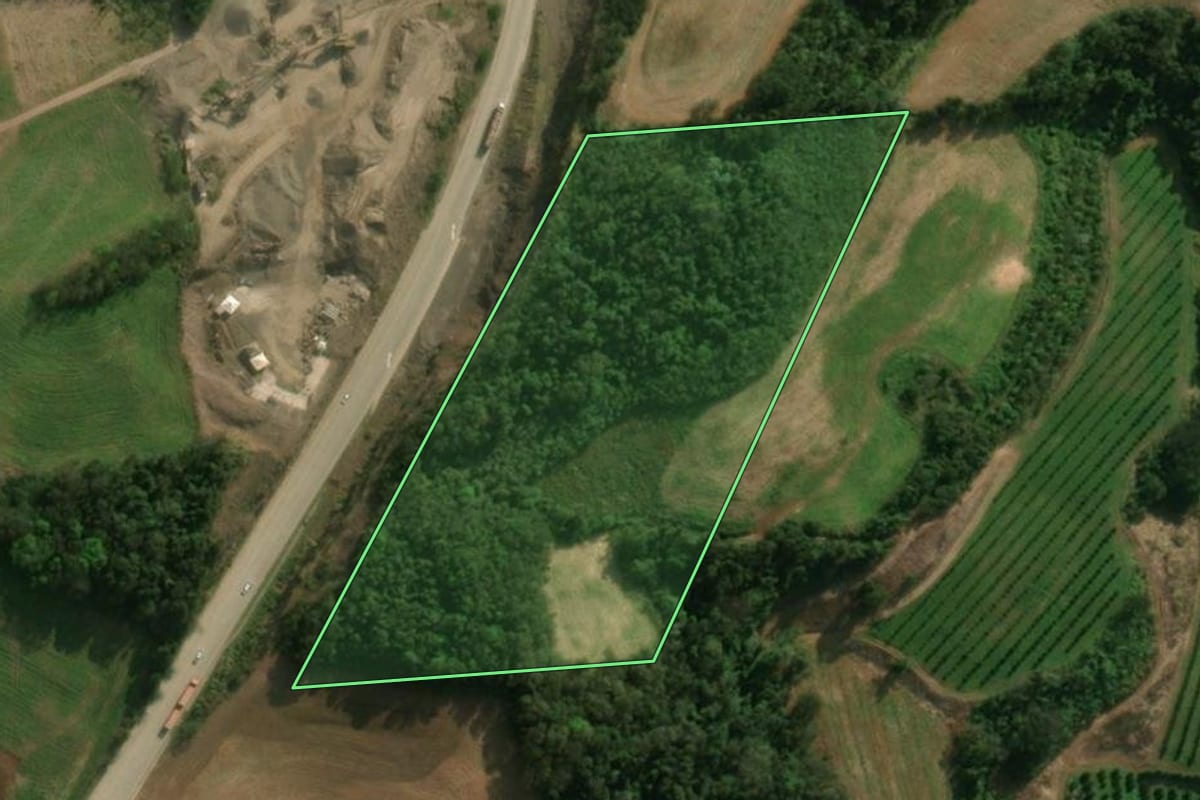 Imagem de satélite do imóvel rural em Guaraciaba (SC), com o contorno declarado no CAR desenhado por cima.