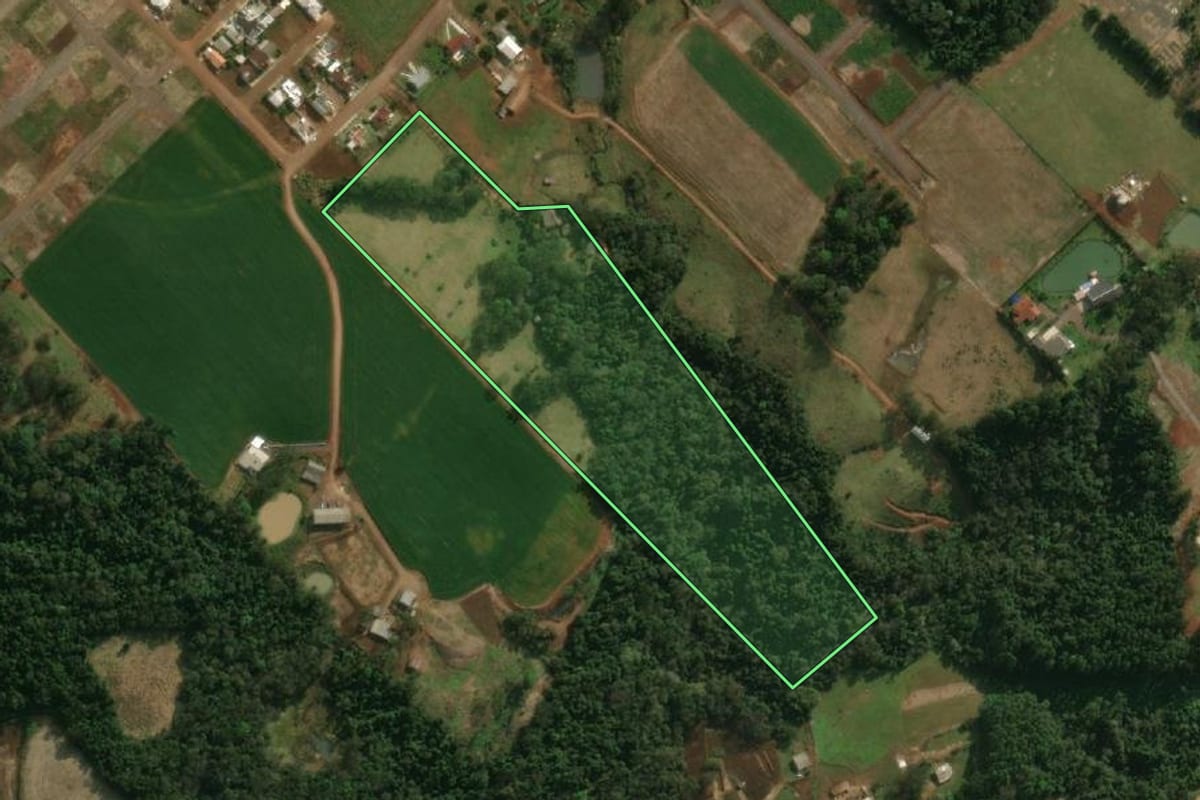 Imagem de satélite do imóvel rural em Guaraciaba (SC), com o contorno declarado no CAR desenhado por cima.