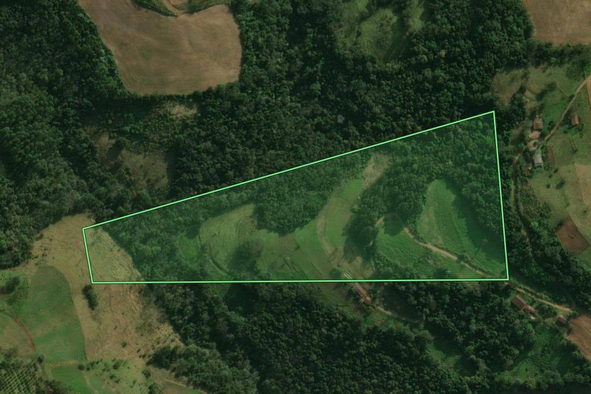 Imagem de satélite do imóvel rural em Guaraciaba (SC), com o contorno declarado no CAR desenhado por cima.