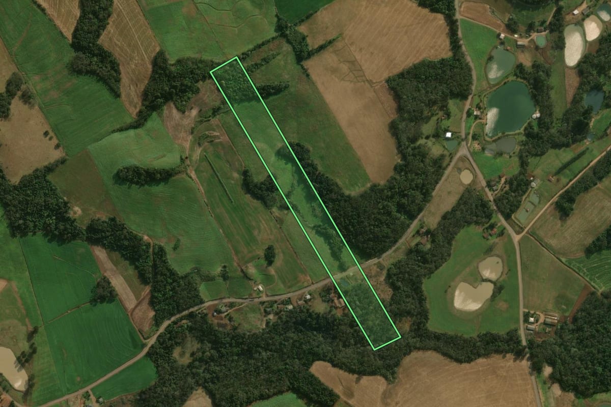 Imagem de satélite do imóvel rural em Guaraciaba (SC), com o contorno declarado no CAR desenhado por cima.