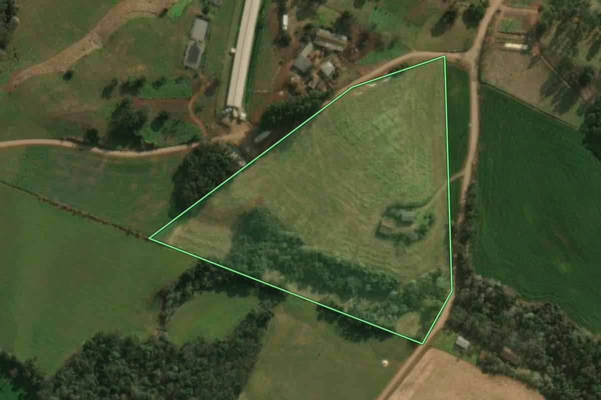 Imagem de satélite do imóvel rural em Guaraciaba (SC), com o contorno declarado no CAR desenhado por cima.