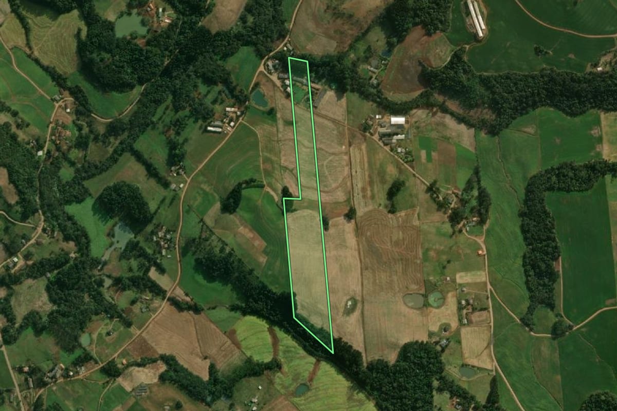 Imagem de satélite do imóvel rural em Guaraciaba (SC), com o contorno declarado no CAR desenhado por cima.