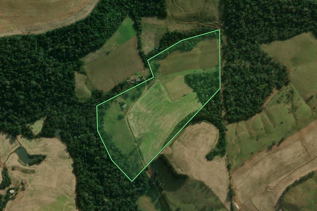 Imagem de satélite do imóvel rural em Guaraciaba (SC), com o contorno declarado no CAR desenhado por cima.