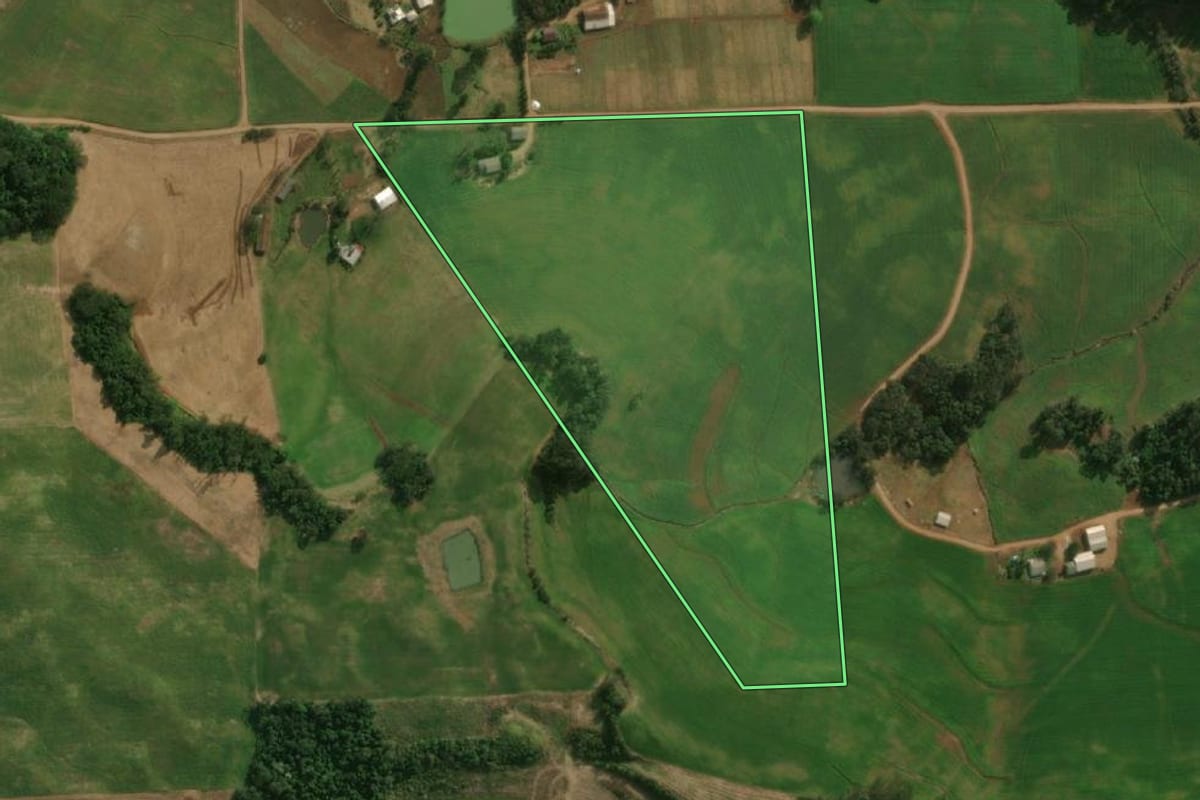 Imagem de satélite do imóvel rural em Guaraciaba (SC), com o contorno declarado no CAR desenhado por cima.