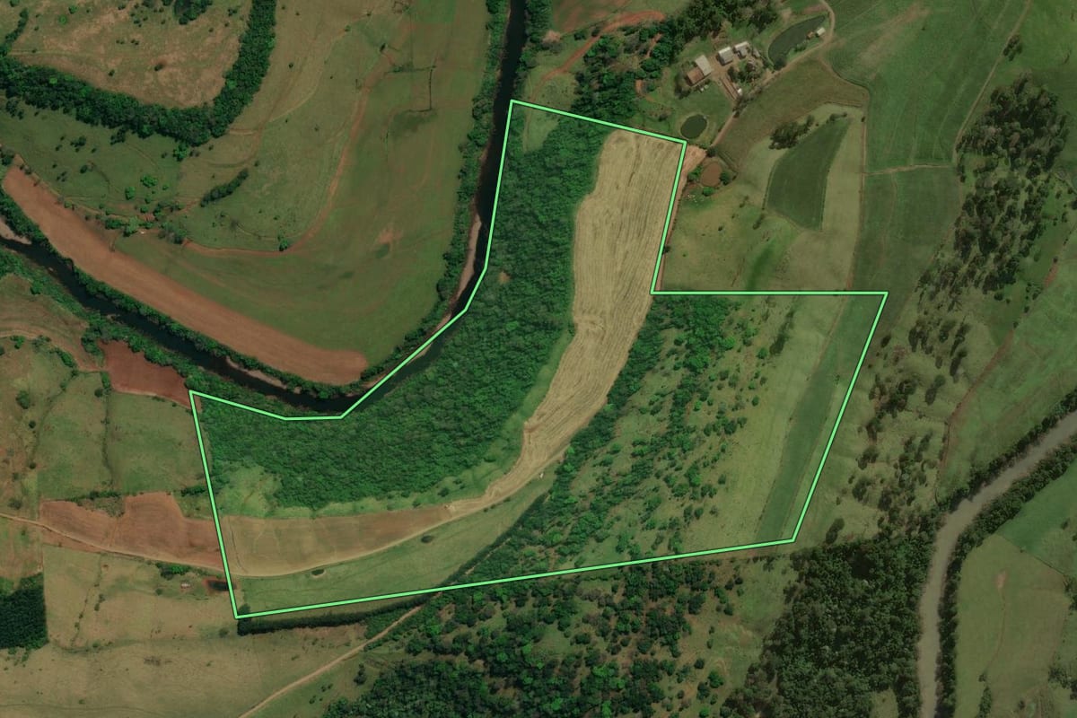 Imagem de satélite do imóvel rural em Guaraciaba (SC), com o contorno declarado no CAR desenhado por cima.