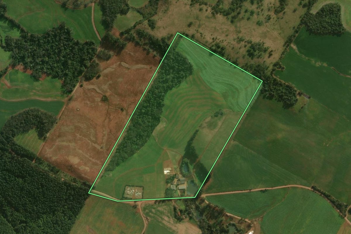 Imagem de satélite do imóvel rural em Guaraciaba (SC), com o contorno declarado no CAR desenhado por cima.