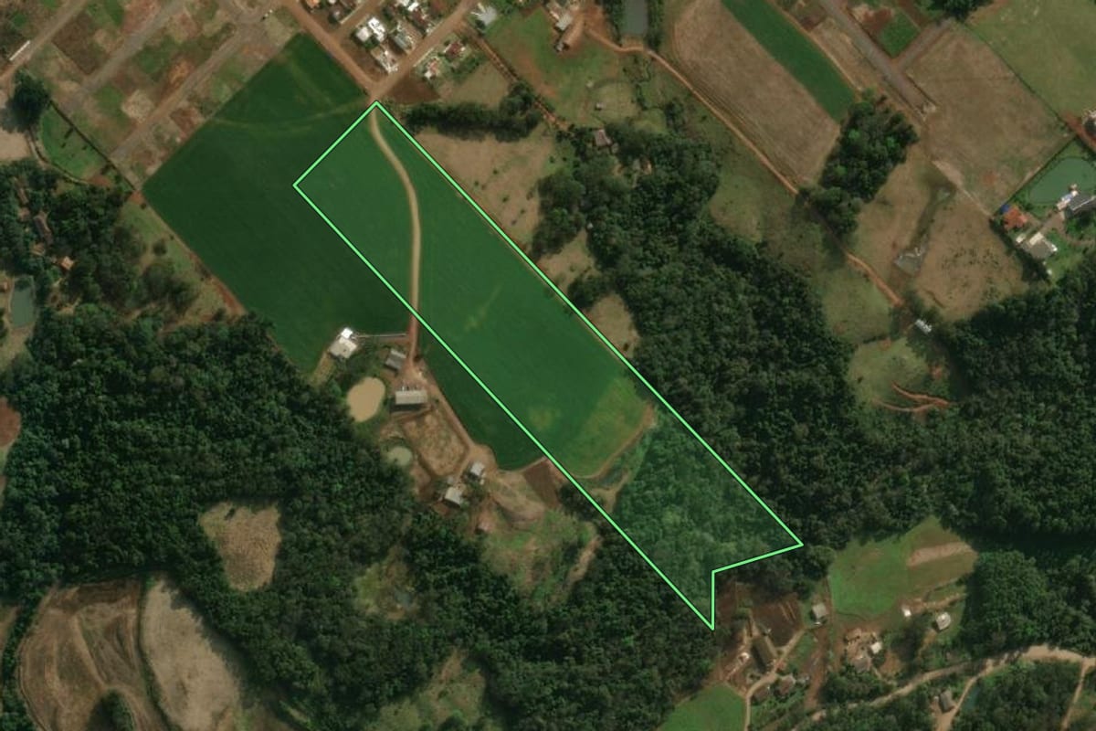 Imagem de satélite do imóvel rural em Guaraciaba (SC), com o contorno declarado no CAR desenhado por cima.