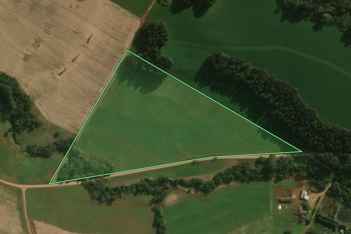 Imagem de satélite do imóvel rural em Guaraciaba (SC), com o contorno declarado no CAR desenhado por cima.
