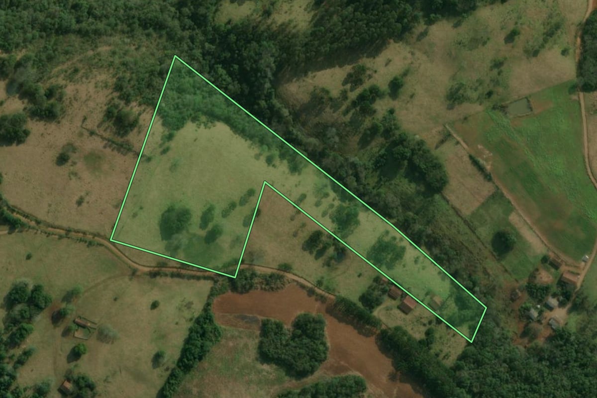 Imagem de satélite do imóvel rural em Guaraciaba (SC), com o contorno declarado no CAR desenhado por cima.
