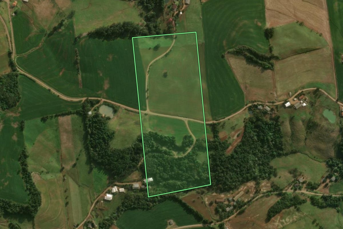 Imagem de satélite do imóvel rural em Guaraciaba (SC), com o contorno declarado no CAR desenhado por cima.