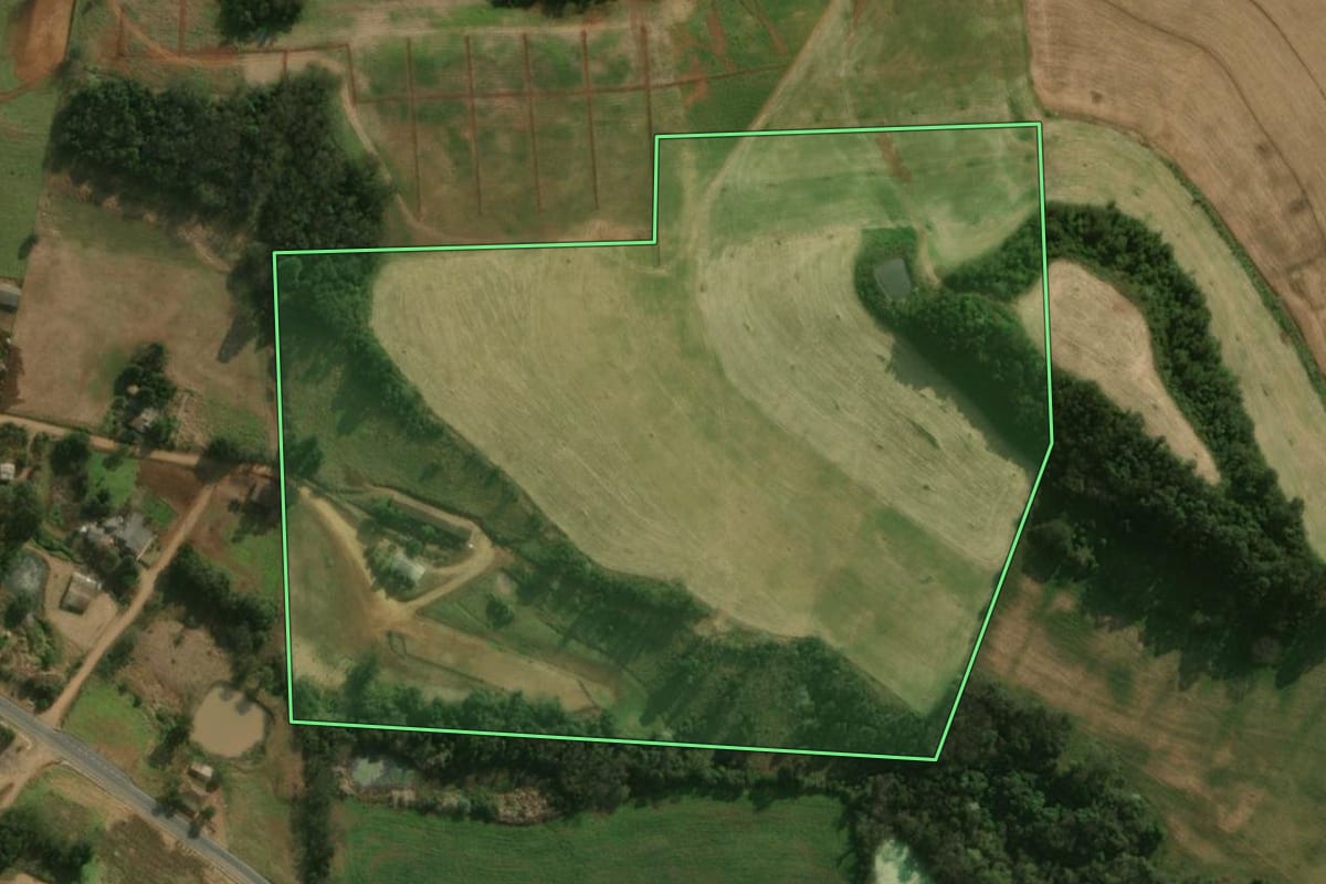 Imagem de satélite do imóvel rural em Guaraciaba (SC), com o contorno declarado no CAR desenhado por cima.
