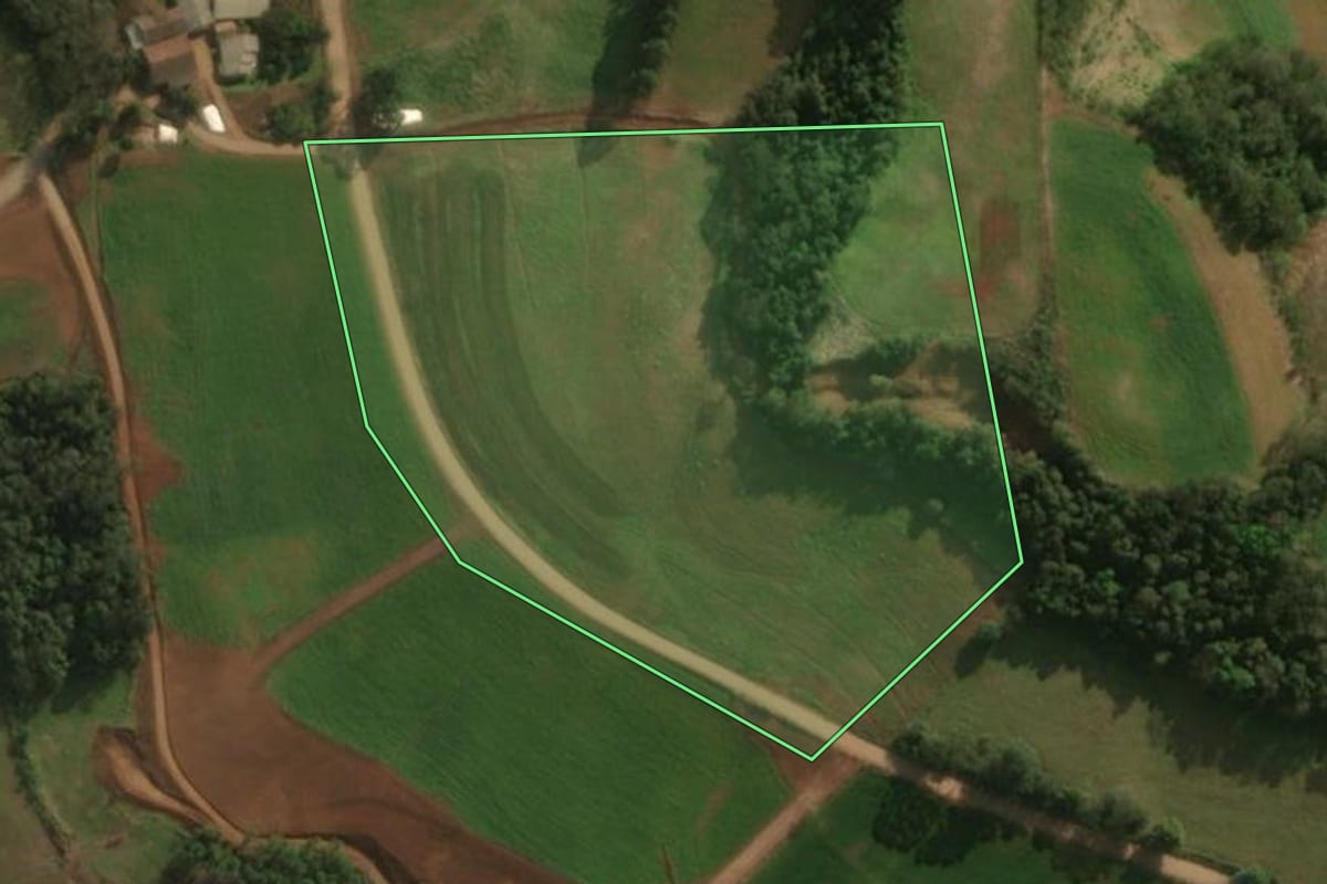 Imagem de satélite do imóvel rural em Guaraciaba (SC), com o contorno declarado no CAR desenhado por cima.
