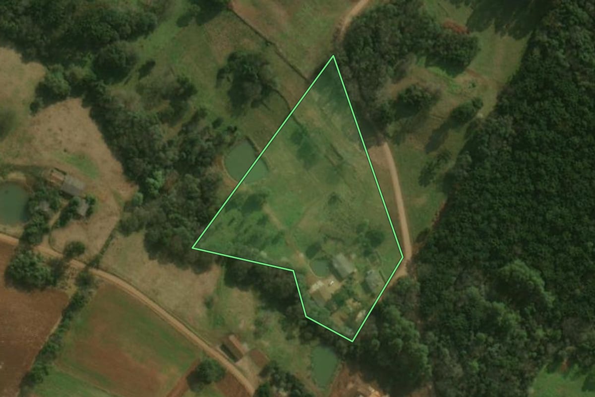 Imagem de satélite do imóvel rural em Guaraciaba (SC), com o contorno declarado no CAR desenhado por cima.
